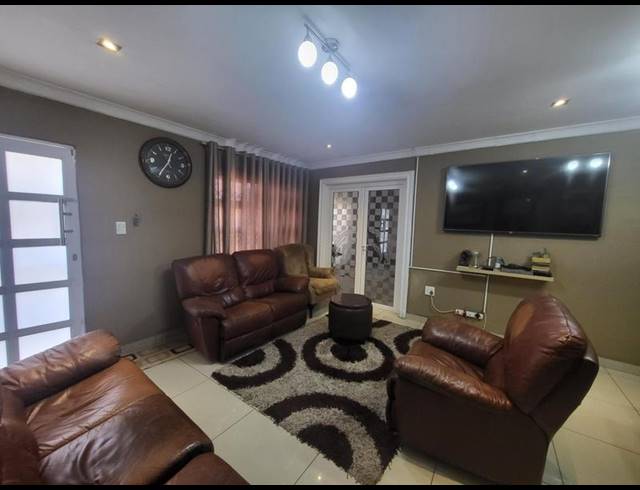 3 BEDROOM HOUSE FOR SALE IN REDCLIFFE